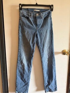Woman’s Levi’s Signature Straight Size 26 Blue Jeans Stretch Denim